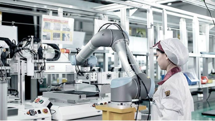 Cobots VS Industrial Robots: Choosing The Right Machine For The Job